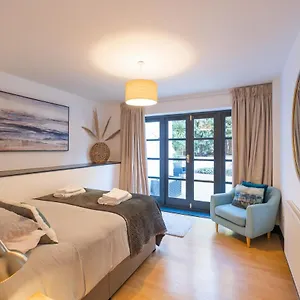  Apartment Modern Near Gardens With Large Decking Area - Vivre Retreats