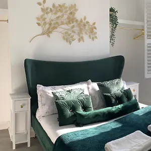  Apartment Modern Town Centre Flat - Free Shared Parking, King Size Bed, 5 Minutes Walk To